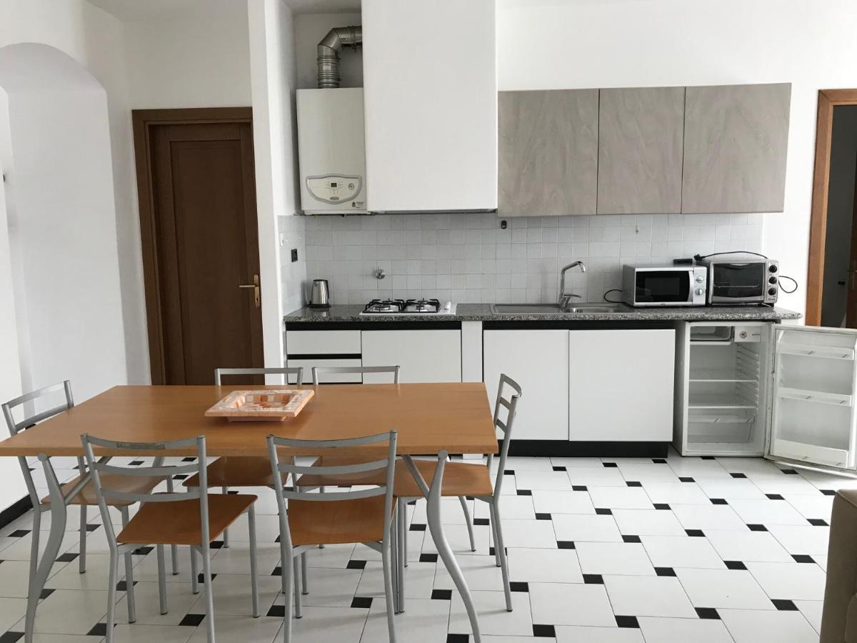 Piazza Staglieno - Appartamento Centralissimo A 30M Dalla Spiaggia 레반토 외부 사진